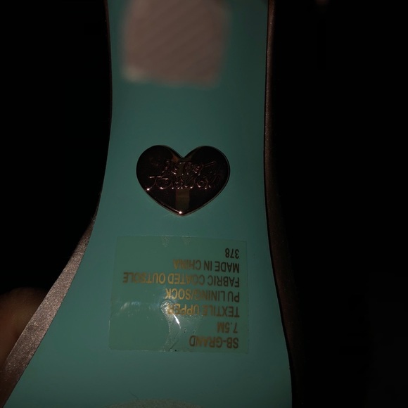 Stunning  Betsey Johnson heels - Picture 5 of 6